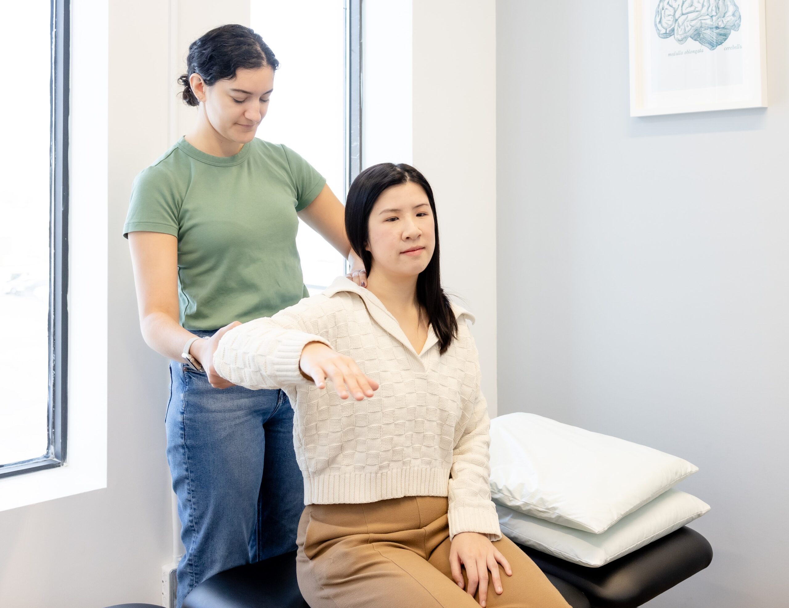 physiotherapist assisting patient with physiotherapy service in mississauga