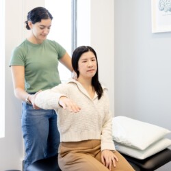 physiotherapist assisting patient with physiotherapy service in mississauga
