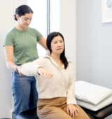 physiotherapist assisting patient with physiotherapy service in mississauga